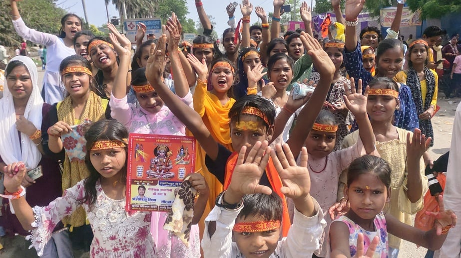 हनुमान यात्रा में जाती झांकियां। संवाद हनुमान यात्रा में जाती झांकियां। संवाद