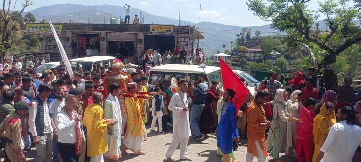 जिला स्तरीय श्री शिरगुल देवता बैशाखी के दौरान शिरगुल देवता की पालकी को कंधा देकर मेले का शुभा जिला स्तरीय श्री शिरगुल देवता बैशाखी के दौरान शिरगुल देवता की पालकी को कंधा देकर मेले का शुभा