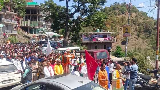 जिला स्तरीय श्री शिरगुल देवता बैशाखी के दौरान शिरगुल देवता की पालकी को कंधा देकर मेले का शुभा जिला स्तरीय श्री शिरगुल देवता बैशाखी के दौरान शिरगुल देवता की पालकी को कंधा देकर मेले का शुभा