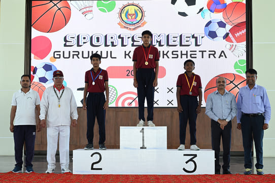 कुरुक्षेत्र। दौड़ने के लिए लाइन पर तैयार खिलाड़ी। संवाद कुरुक्षेत्र। दौड़ने के लिए लाइन पर तैयार खिलाड़ी। संवाद