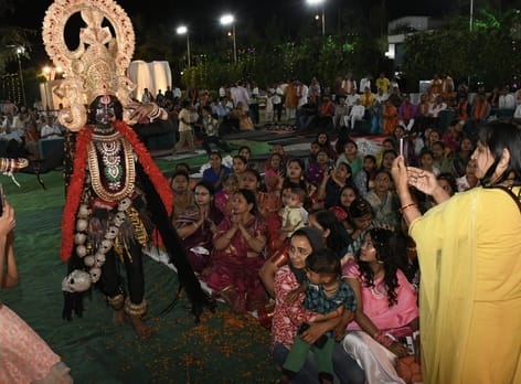 महाराज अग्रसेन युवा समिति की ओर से आयोजित माता की चौकी में कलाकारों द्वारा निकल गई झांकी में नृ