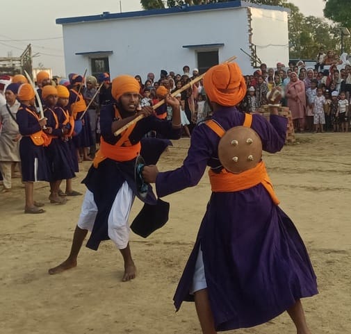 पूरनपुर क्षेत्र के गोमती गुरूद्धारा में बैसाखी पर कीर्तन गायन करते स्कूली बच्चे।स्रोत:शिक्षक पूरनपुर क्षेत्र के गोमती गुरूद्धारा में बैसाखी पर कीर्तन गायन करते स्कूली बच्चे।स्रोत:शिक्षक