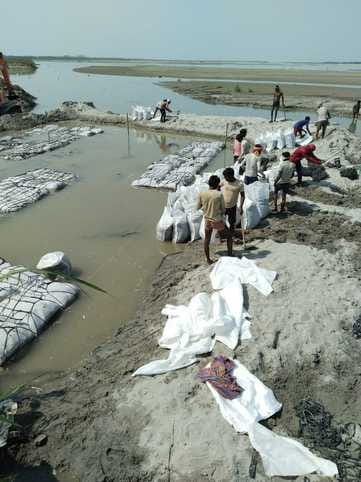रास्ता कटा होने की वजह से नदी के पानी से होकर गुजरते बाइक चालक वीडियो ग्रैब रास्ता कटा होने की वजह से नदी के पानी से होकर गुजरते बाइक चालक वीडियो ग्रैब