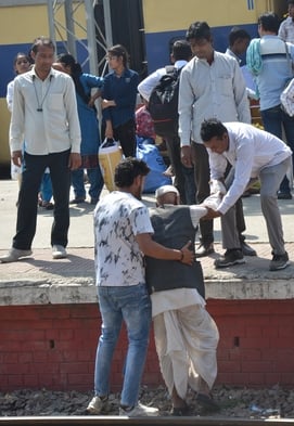 शामली में  रेलवे स्टेशन का निरीक्षण के दौरान  निर्माणकार्य  का जायजा लेते  डीआरएम पुष्पेश आर  त