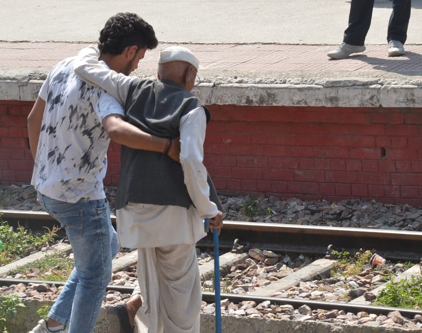 शामली में  रेलवे स्टेशन का निरीक्षण के दौरान  निर्माणकार्य  का जायजा लेते  डीआरएम पुष्पेश आर  त