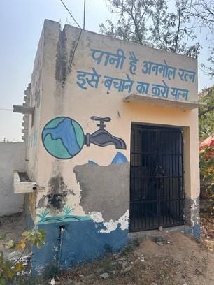 12सीटीके38 मोरखेड़ी गांव के राजकीय स्कूल में वाटर कूलर की खराब हालत। संवाद