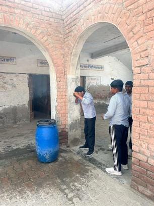12सीटीके38 मोरखेड़ी गांव के राजकीय स्कूल में वाटर कूलर की खराब हालत। संवाद