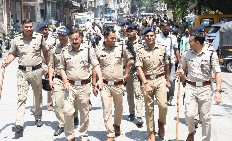 बनभूलपुरा में अवैध रुप से चल रहे मदरसों के खिलाफ कार्रवाई के दौरान भारी संख्या में पुलिस बल मौज बनभूलपुरा में अवैध रुप से चल रहे मदरसों के खिलाफ कार्रवाई के दौरान भारी संख्या में पुलिस बल मौज