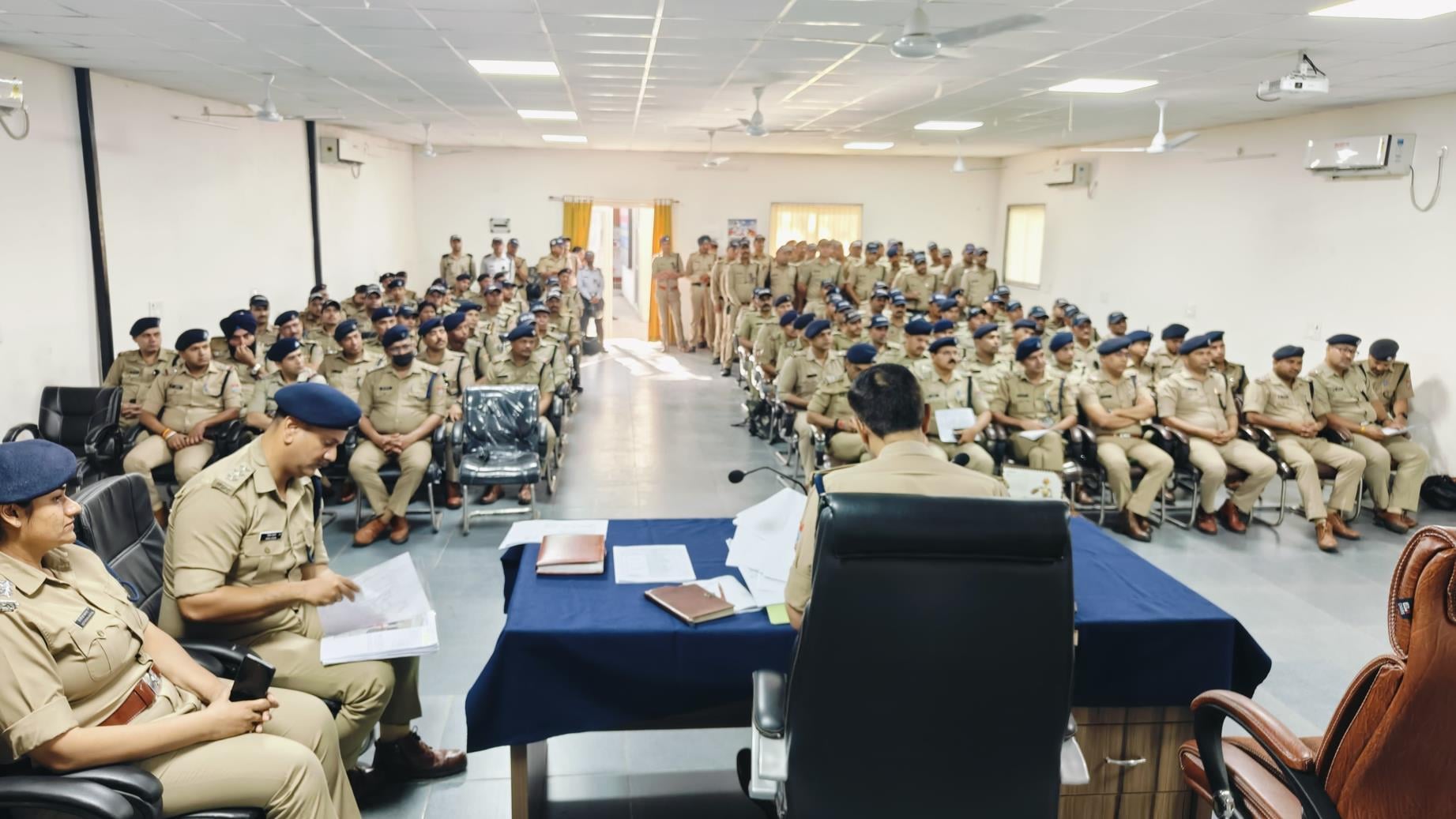 बनभूलपुरा में अवैध रुप से चल रहे मदरसों के खिलाफ कार्रवाई के दौरान भारी संख्या में पुलिस बल मौज बनभूलपुरा में अवैध रुप से चल रहे मदरसों के खिलाफ कार्रवाई के दौरान भारी संख्या में पुलिस बल मौज