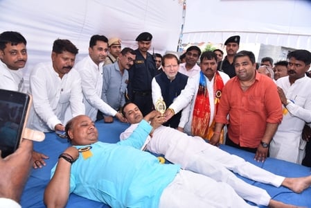 फोटो 06. सोनीपत के गोहाना में लगे शिविर के दौरान रक्तदाता को स्मृति चिह्न भेंट करते मुख्यातिथि 