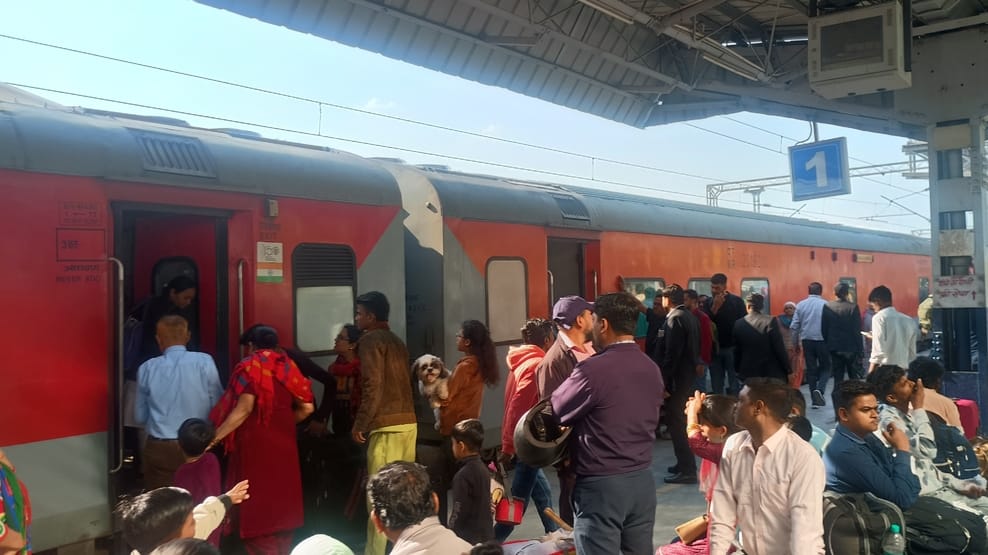 फोटो 09: सोनीपत रेलवे स्टेशन से अपने गंतव्य की ओर जाने के लिए ट्रेन में सवार होते यात्री। संवाद फोटो 09: सोनीपत रेलवे स्टेशन से अपने गंतव्य की ओर जाने के लिए ट्रेन में सवार होते यात्री। संवाद