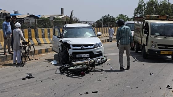 फोटो 26: सोनीपत के पुरखास रोड आरओबी पर घटना स्थल पर क्षतिग्रस्त कार व बाइक। संवाद फोटो 26: सोनीपत के पुरखास रोड आरओबी पर घटना स्थल पर क्षतिग्रस्त कार व बाइक। संवाद