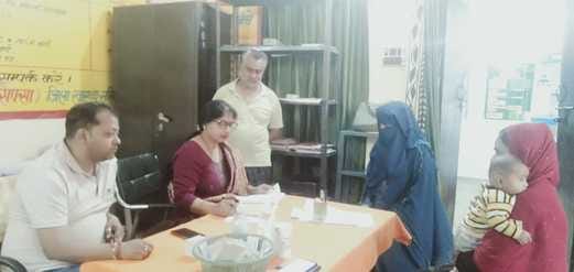 गढीपुखता के प्राथमिक स्वास्थ्य केंद्र पर मरीज को देखती चिकित्सा प्रभारी डॉ भावना । संवाद गढीपुखता के प्राथमिक स्वास्थ्य केंद्र पर मरीज को देखती चिकित्सा प्रभारी डॉ भावना । संवाद