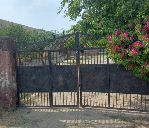 गिधौल के नवीन प्राथमिक स्वास्थ्य केंद्र पर मरीज को देखते डॉक्टर। संवाद गिधौल के नवीन प्राथमिक स्वास्थ्य केंद्र पर मरीज को देखते डॉक्टर। संवाद