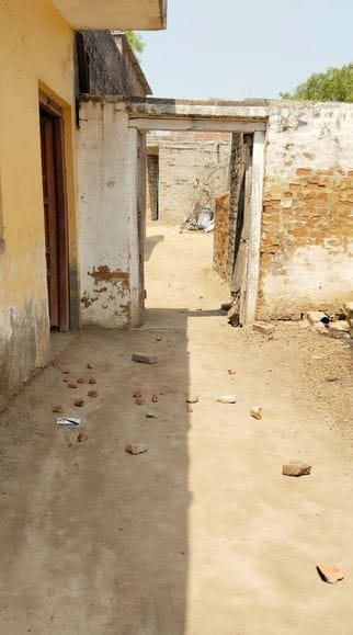 गांव दुगरैया में मारपीट के दौरान पथराव करता किशोर।स्रोत-वीडियोग्रैब गांव दुगरैया में मारपीट के दौरान पथराव करता किशोर।स्रोत-वीडियोग्रैब