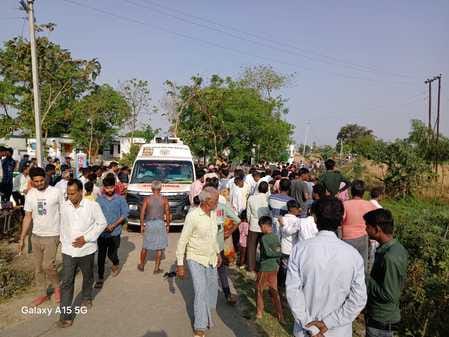 घुंघचाई-बंडा हाईवे पर हुए हादसे में क्षतिग्रस्त कार संवाद घुंघचाई-बंडा हाईवे पर हुए हादसे में क्षतिग्रस्त कार संवाद