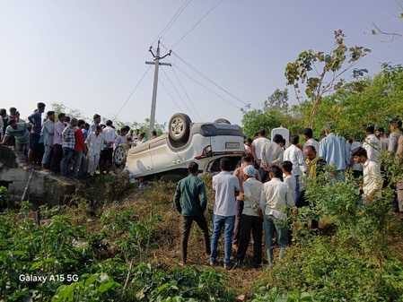 घुंघचाई-बंडा हाईवे पर हुए हादसे में क्षतिग्रस्त कार संवाद घुंघचाई-बंडा हाईवे पर हुए हादसे में क्षतिग्रस्त कार संवाद