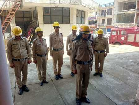 घुमारवीं में अग्निशमन सेवा सप्ताह के शुभारंभ पर दमकल चौकी घुमारवीं के कर्मचारी। संवाद घुमारवीं में अग्निशमन सेवा सप्ताह के शुभारंभ पर दमकल चौकी घुमारवीं के कर्मचारी। संवाद
