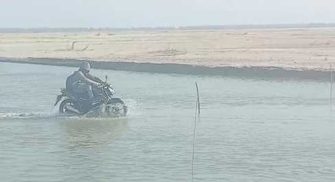 जोखिम के बीच नदी के पानी से गुजरती पिकअप स्रोत : राहगीर
