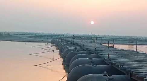 जोखिम के बीच नदी के पानी से गुजरती पिकअप स्रोत : राहगीर