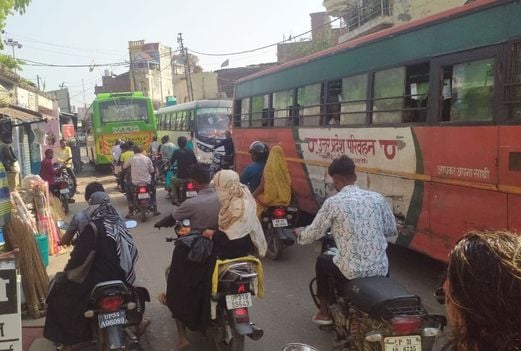 खीरी कस्बे के मुख्य सड़क पर लगा लंबा जाम। संवाद खीरी कस्बे के मुख्य सड़क पर लगा लंबा जाम। संवाद