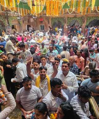 मथुरा। बांकेबिहारी मंदिर में उमड़े श्रद्धालु। मथुरा। बांकेबिहारी मंदिर में उमड़े श्रद्धालु।