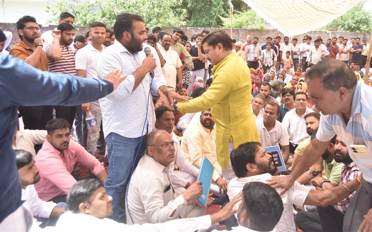 नगर आयुक्त कैंप कार्यालय का घेराव करते पार्षद