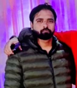 सोनीपत के गांव कामी में युवक की हत्या के बाद घर पर एकत्रित ग्रामीण। संवाद सोनीपत के गांव कामी में युवक की हत्या के बाद घर पर एकत्रित ग्रामीण। संवाद