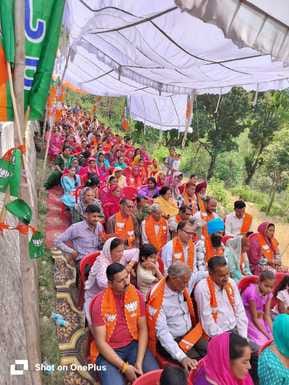 स्वारघाट में आंबेडकर जयंती पर आयोजित कार्यक्रम पुष्प अर्पित करते लोग। स्रोत: कल्याण सामाजिक संस स्वारघाट में आंबेडकर जयंती पर आयोजित कार्यक्रम पुष्प अर्पित करते लोग। स्रोत: कल्याण सामाजिक संस