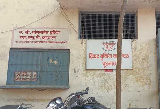 शहर के रोडवेज बस स्टैंड पर बंद पड़ी एलईडी।संवाद
