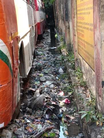 शहर के रोडवेज बस स्टैंड पर बंद पड़ी एलईडी।संवाद