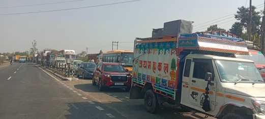 तिलहर में हादसे के बाद क्षतिग्रस्त ट्रक। संवाद