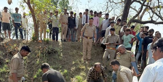 टेंवा स्थित पोस्ट मार्टम हाउस में बैठे मृतक रामशरन के गमजदा परिजन।    स्रोत: स्वयं
