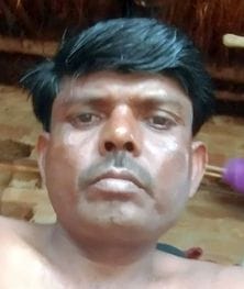टेंवा स्थित पोस्ट मार्टम हाउस में बैठे मृतक रामशरन के गमजदा परिजन।    स्रोत: स्वयं