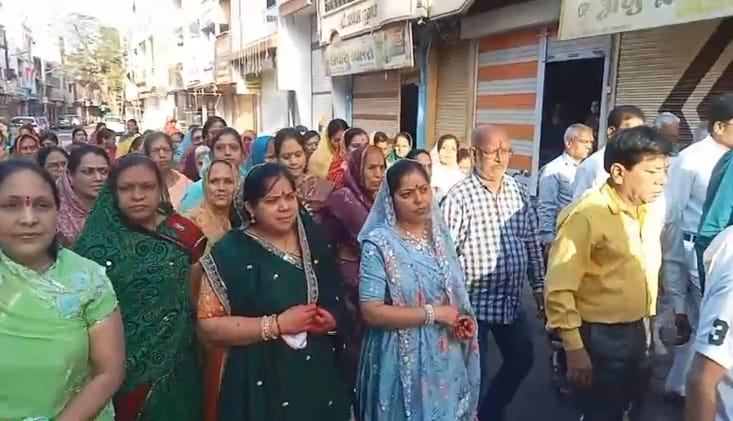 दीक्षार्थी बहनों ने ट्रेन में सवार होकर अपनो से ली विदा