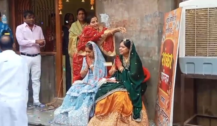 दीक्षार्थी बहनों ने ट्रेन में सवार होकर अपनो से ली विदा