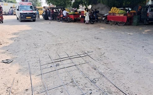 उझानी मिल कंपाउंड में नाली ढहने से क्षतिग्रस्त सड़क। संवाद उझानी मिल कंपाउंड में नाली ढहने से क्षतिग्रस्त सड़क। संवाद