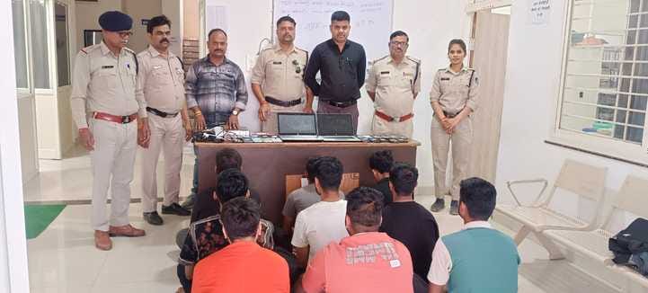 आरोपियों से जब्त लेपटॉप व मोबाइल