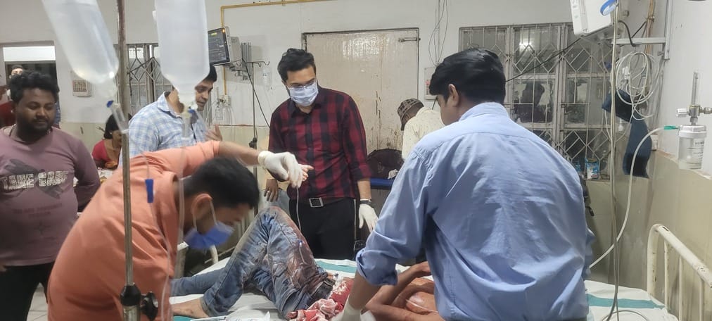अस्पताल में इलाजरत घायल युवक
