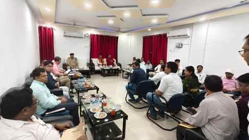 अधिकारियों के साथ समीक्षा बैठक करते डिप्टी सीएम।
