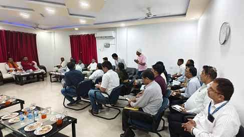 अधिकारियों के साथ समीक्षा बैठक करते डिप्टी सीएम। अधिकारियों के साथ समीक्षा बैठक करते डिप्टी सीएम।