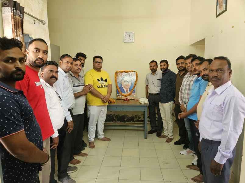 छावनी स्थित डाक्टर भीमराव आंबेडकर प्रतिमा पर पुष्प अर्पित कर इनेलो जिला पदाधिकारियों व कार्यकर् छावनी स्थित डाक्टर भीमराव आंबेडकर प्रतिमा पर पुष्प अर्पित कर इनेलो जिला पदाधिकारियों व कार्यकर्
