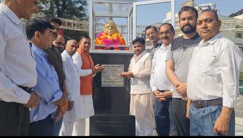 छावनी स्थित डाक्टर भीमराव आंबेडकर प्रतिमा पर पुष्प अर्पित कर इनेलो जिला पदाधिकारियों व कार्यकर् छावनी स्थित डाक्टर भीमराव आंबेडकर प्रतिमा पर पुष्प अर्पित कर इनेलो जिला पदाधिकारियों व कार्यकर्