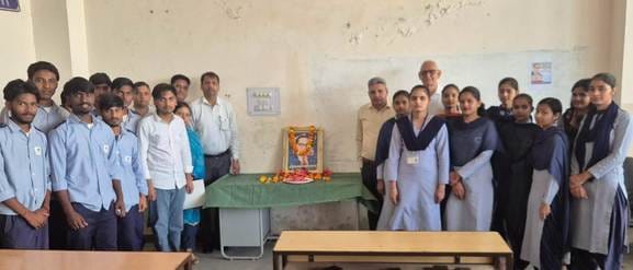 छावनी स्थित डाक्टर भीमराव आंबेडकर प्रतिमा पर पुष्प अर्पित कर इनेलो जिला पदाधिकारियों व कार्यकर् छावनी स्थित डाक्टर भीमराव आंबेडकर प्रतिमा पर पुष्प अर्पित कर इनेलो जिला पदाधिकारियों व कार्यकर्