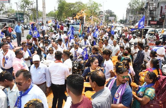 डॉ. भीमराव आम्बेडकर की जयंती के अवसर पर निकाली गई शोभायात्रा में उमड़ी लोगों की भीड़।    संवाद