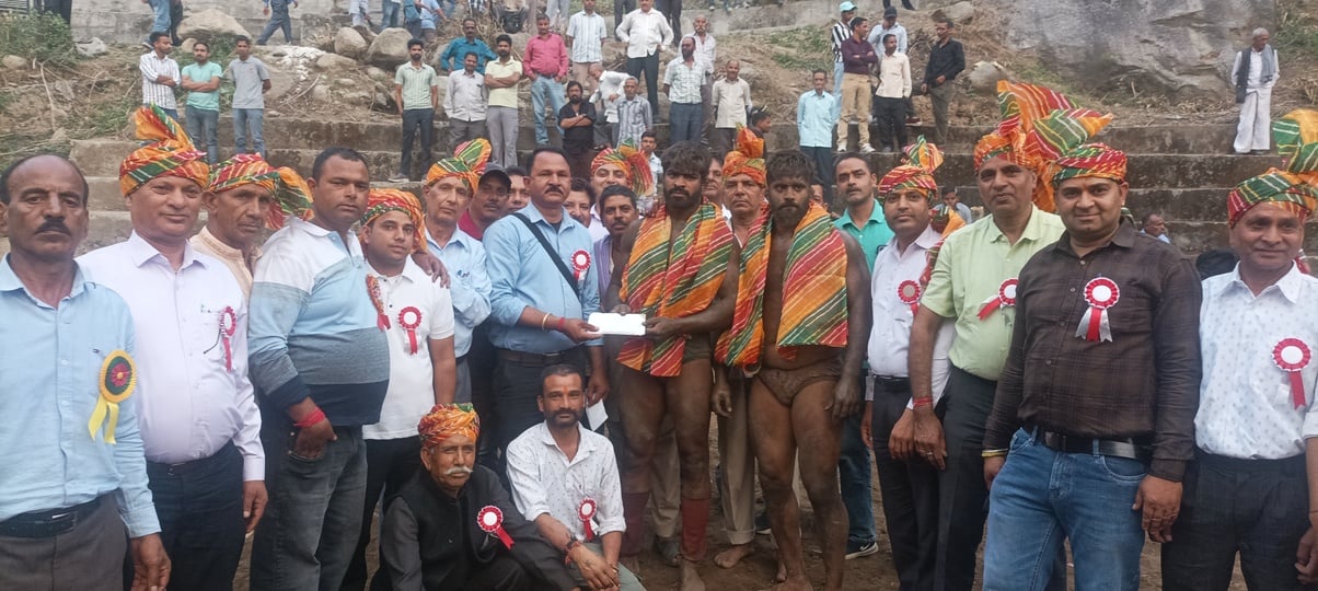 डाढ़ में छिंज वसोआ मेले के दंगल में भिड़ते हुए पहलवान। स्रोत: आयोजक