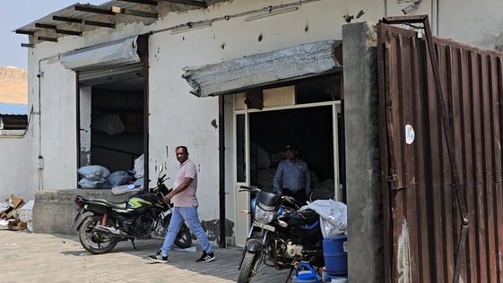 फोटो :13: सोनीपत के जीवन विहार में फ्लिपकार्ट डिलिवरी हब जहां से रात को लूटपाट की वारदात को अंज