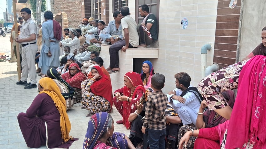 फोटो 19: सोनीपत के खरखौदा स्थित प्रताप कॉलोनी के पास संदिग्ध हालत में व्यक्ति की मौत के बाद मौक फोटो 19: सोनीपत के खरखौदा स्थित प्रताप कॉलोनी के पास संदिग्ध हालत में व्यक्ति की मौत के बाद मौक