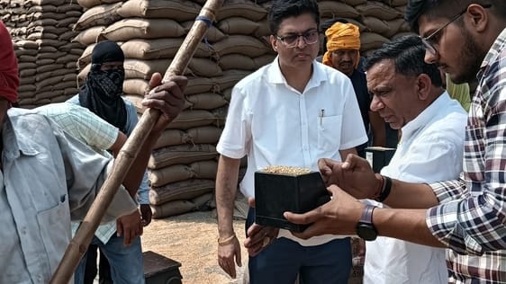 फोटो 31: सोनीपत के गोहाना अनाज मंडी में निरीक्षण के दौरान गेहूं में नमी की जांच कराते हैफेड के फोटो 31: सोनीपत के गोहाना अनाज मंडी में निरीक्षण के दौरान गेहूं में नमी की जांच कराते हैफेड के