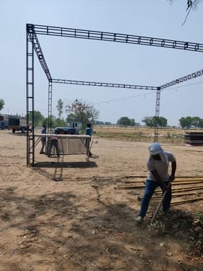 फोटो 32: सोनीपत के गांव सिसाना में साइक्लोथॉन के स्वागत के लिए तैयारियों को अंतिम रूप देते मजदू